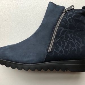 Munro Ashcroft boot- navy blue nubuck
